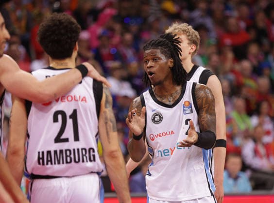 Leonard Thorpe Jr Hamburg applauds, Telekom Baskets Bonn vs Veolia Towers Hamburg, easyCredit BBL, Matchday 20, Telekom Dome Bonn, 14 02 2026