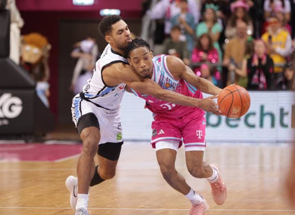 Kenneth Ogbe Hamburg, L and Jalen Finch Bonn , Telekom Baskets Bonn vs Veolia Towers Hamburg, easyCredit BBL, Matchday 20, Telekom Dome Bonn, 14 02 2026