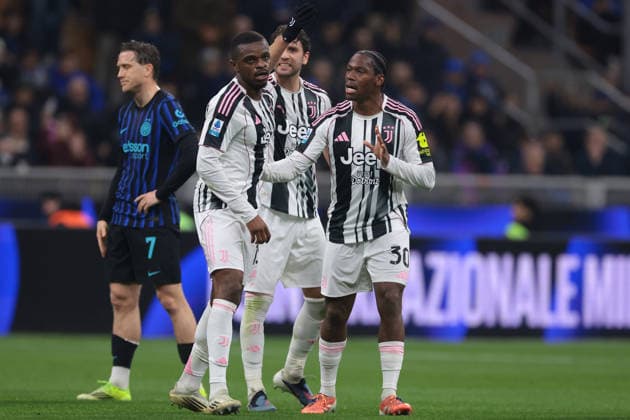 Milan, Italy, 14th February 2026. Manuel Locatelli and Jonathan David of Juventus react with an angry Pierre Kalulu of Juventus after he was shown a red card by the Referee Federico La Penna following a second yellow, for an alleged foul on Alessandro Bastoni of FC Internazionale during the Internazionale vs Juventus Serie A match at Giuseppe Meazza, Milan. Picture credit should read: Jonathan Moscrop Sportimage EDITORIAL USE ONLY. No use with unauthorised audio, video, data, fixture lists, club league logos or live services. Online in-match use limited to 120 images, no video emulation. No use in betting, games or single club league player publications. SPI_073_INTER_JUVE SPI-4524-0073