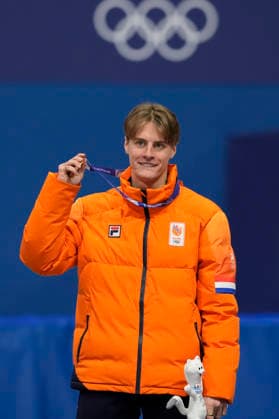 Jens Van t Wout, of Netherlands, holds up his Gold Medal during the Ceremony for the Men s Short Track Speed skating, Eisschnelllauf 1500m Finals at the Milano Figure skating, Eiskunstlauf Arena in Milan, Italy on Saturday, February 14, 2026. Jens Van t Wout, of Netherlands won the Gold Medal, Daeheon Hwang, of South Korea the Silver Medal and Roberts Kruzbergs, of Latvia the Bronze Medal.  OLY20260214132 RichardxEllis