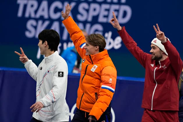 Jens Van t Wout, of Netherlands, center, Daeheon Hwang, of South Korea, left, and Roberts Kruzbergs, of Latvia, right, wave as they arrive for the Medal Ceremony for the Men s Short Track Speed skating, Eisschnelllauf 1500m Finals at the Milano Figure skating, Eiskunstlauf Arena in Milan, Italy on Saturday, February 14, 2026. Jens Van t Wout, of Netherlands won the Gold Medal, Daeheon Hwang, of South Korea the Silver Medal and Roberts Kruzbergs, of Latvia the Bronze Medal.  OLY20260214138 RichardxEllis