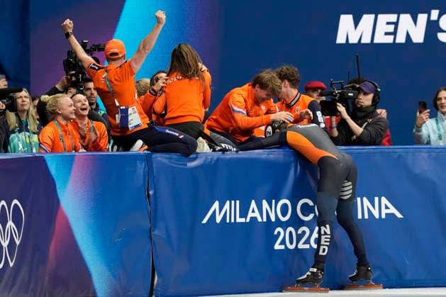 Jens Van t Wout, 2, of Netherlands collapses as he joins his team in celebrating after winning the Men s Short Track Speed skating, Eisschnelllauf 1500m Finals at the Milano Figure skating, Eiskunstlauf Arena in Milan, Italy on Saturday, February 14, 2026. Jens Van t Wout, of Netherlands won the Gold Medal, Daeheon Hwang, of South Korea the Silver Medal and Roberts Kruzbergs, of Latvia the Bronze Medal.  OLY20260214145 RichardxEllis