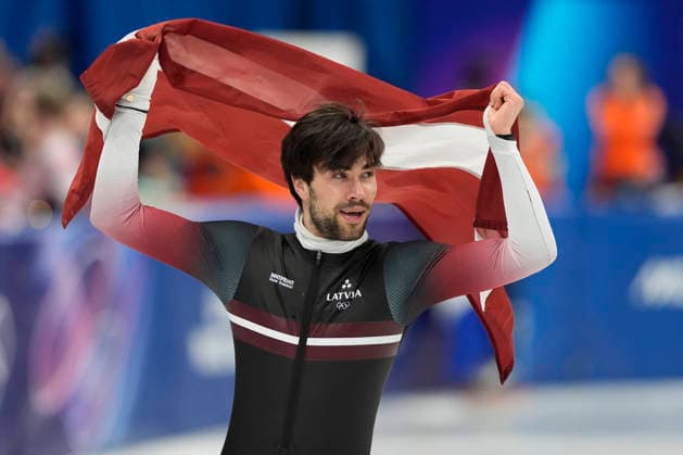Roberts Kruzbergs, of Latvia celebrates his Bronze Medal victory in the Men s Short Track Speed skating, Eisschnelllauf 1500m Finals at the Milano Figure skating, Eiskunstlauf Arena in Milan, Italy on Saturday, February 14, 2026. Jens Van t Wout, of Netherlands won the Gold Medal, Daeheon Hwang, of South Korea the Silver Medal and Roberts Kruzbergs, of Latvia the Bronze Medal.  OLY20260214148 RichardxEllis