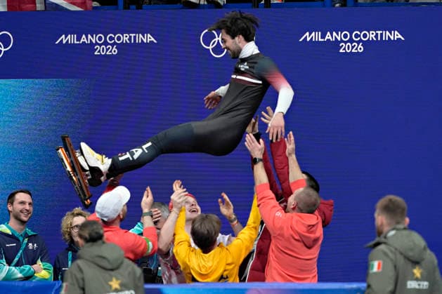 Roberts Kruzbergs, of Latvia is tossed into the air by his team as he celebrates his Bronze Medal victory in the Men s Short Track Speed skating, Eisschnelllauf 1500m Finals at the Milano Figure skating, Eiskunstlauf Arena in Milan, Italy on Saturday, February 14, 2026. Jens Van t Wout, of Netherlands won the Gold Medal, Daeheon Hwang, of South Korea the Silver Medal and Roberts Kruzbergs, of Latvia the Bronze Medal.  OLY20260214149 RichardxEllis
