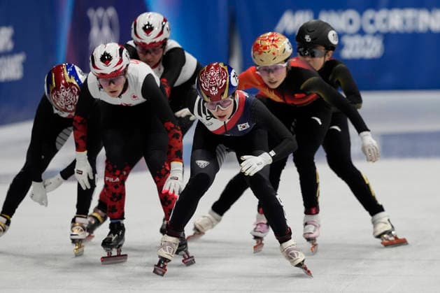 South Korea leads after a push from teammates during the Women s Short Track Speed skating, Eisschnelllauf 3000m Relay Semifinals at the Milano Figure skating, Eiskunstlauf Arena in Milan, Italy on Saturday, February 14, 2026.  OLY20260214152 RichardxEllis