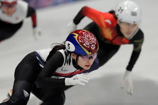Minjeong Choi, 5, of South Korea pulls into the lead on the final turn during the Women s Short Track Speed skating, Eisschnelllauf 3000m Relay Semifinals at the Milano Figure skating, Eiskunstlauf Arena in Milan, Italy on Saturday, February 14, 2026.  OLY20260214153 RichardxEllis