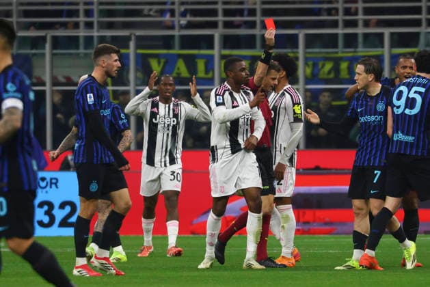 FC Internazionale v Juventus FC - Serie A Pierre Kalulu receives a red card from referee Federico La Penna during the Serie A match between FC Internazionale and Juventus in Milano, Italy, on February 14, 2026, at Giuseppe Meazza Stadium Milano Milano Italy  Copyright: xMairoxCinquettix originalFilename:cinquetti-fcintern260214_npPnx.jpg