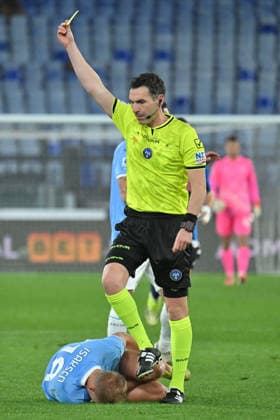 CALCIO - Serie A - SS Lazio vs Atalanta BC Referee Juan Luca Sacchi shows the yellow card during the serie A Enilive match between SS Lazio v Atalanta BC at olimpico stadium in Rome, February 14th, 2026 Mattia Vian Rome Italy  Copyright: xIPAxSport ABACAx