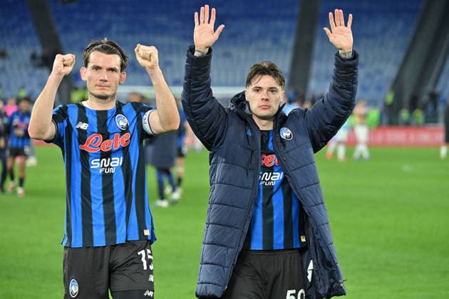 CALCIO - Serie A - SS Lazio vs Atalanta BC Marten de Roon of Atalanta,Nicola Zalewski of Atalanta celebrating the victory at the end of the match during the serie A Enilive match between SS Lazio v Atalanta BC at olimpico stadium in Rome, February 14th, 2026 Mattia Vian Rome Italy  Copyright: xIPAxSport ABACAx