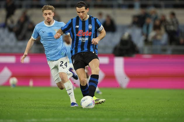 SS Lazio v Atalanta BC - Serie A Atalanta s Marten Elco De Roon faces Kenneth Taylor of Lazio during the Serie A soccer match between SS Lazio and Atalanta BC at Stadio Olimpico in Rome, Italy, on February 14, 2026. Rome Lazio Italy  Copyright: xCiroxDexLucax originalFilename:deluca-sslazioa260214_np2Ah.jpg