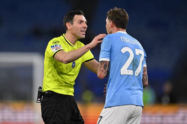 SS Lazio v Atalanta BC - Serie A Referee Juan Luca Sacchi and Daniel Maldini of S.S. Lazio participate in the 25th matchday of the Serie A championship between S.S. Lazio and Atalanta B.C. at the Stadio Olimpico in Rome, Italy, on February 14, 2026. Rome Italy Italy  Copyright: xDomenicoxCippitellix originalFilename:cippitelli-sslazioa260214_npIwO.jpg