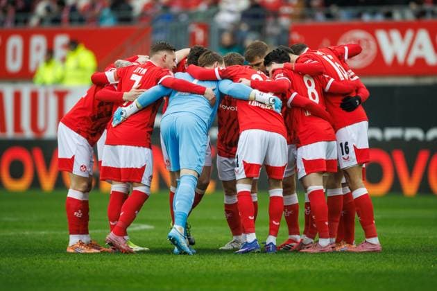 Team circle Kaiserslautern, 1 FC Kaiserslautern vs SpVgg Greuther Fuerth, Football, 2 Bundesliga, 22 Matchday, Season 2025 2026, 14 02 2025 1 FC Kaiserslautern vs SpVgg Greuther Fuerth, Football, 2 Bundesliga, 22 Matchday, Season 2025 2026, 14 02 2025 Copyright: xEibner-Pressefoto AlexanderxNeisx EP_ANS