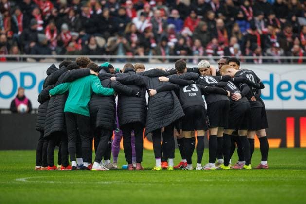 Team circle Fuerth 1 FC Kaiserslautern vs SpVgg Greuther Fuerth, Football, 2 Bundesliga, 22 Matchday, Season 2025 2026, 14 02 2025 1 FC Kaiserslautern vs SpVgg Greuther Fuerth, Football, 2 Bundesliga, 22 Matchday, Season 2025 2026, 14 02 2025 Copyright: xEibner-Pressefoto AlexanderxNeisx EP_ANS