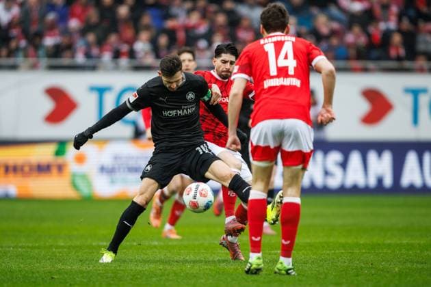 Branimir Hrgoto SpVgg Greuther Fuerth in a duel with Semi Sahin 1 FC Kaiserslautern and Jacob Rasmussen 1 FC Kaiserslautern , 1 FC Kaiserslautern vs SpVgg Greuther Fuerth, Soccer, 2 Bundesliga, Matchday 22, Season 2025 2026, 14 02 2025 1 FC Kaiserslautern vs SpVgg Greuther Fuerth, Soccer, 2 Bundesliga, Matchday 22, Season 2025 2026, 14 02 2025 Copyright: xEibner-Pressefoto AlexanderxNeisx EP_ANS