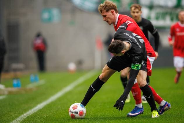 Mika Haas 1 FC Kaiserslautern in duel with Branimir Hrgoto SpVgg Greuther Fuerth , 1 FC Kaiserslautern vs SpVgg Greuther Fuerth, Soccer, 2 Bundesliga, Matchday 22, Season 2025 2026, 14 02 2025 1 FC Kaiserslautern vs SpVgg Greuther Fuerth, Soccer, 2 Bundesliga, Matchday 22, Season 2025 2026, 14 02 2025 Copyright: xEibner-Pressefoto AlexanderxNeisx EP_ANS