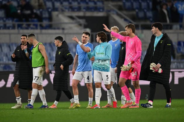 SS Lazio v Atalanta BC - Serie A S.S. Lazio players greet the supporters at the end of the 25th matchday of the Serie A championship between S.S. Lazio and Atalanta B.C. at the Stadio Olimpico in Rome, Italy, on February 14, 2026. Rome Italy Italy  Copyright: xDomenicoxCippitellix originalFilename:cippitelli-sslazioa260214_nphfD.jpg