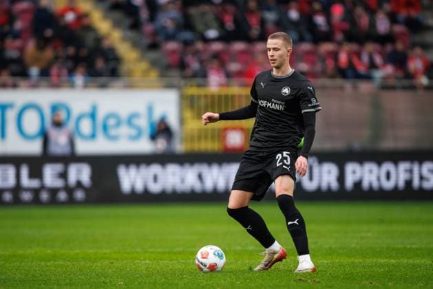 Brynjar Ingi Bjarnason SpVgg Greuther Fuerth with ball, 1 FC Kaiserslautern vs SpVgg Greuther Fuerth, Football, 2 Bundesliga, Matchday 22, Season 2025 2026, 14 02 2025 1 FC Kaiserslautern vs SpVgg Greuther Fuerth, Football, 2 Bundesliga, Matchday 22, Season 2025 2026, 14 02 2025 Copyright: xEibner-Pressefoto AlexanderxNeisx EP_ANS