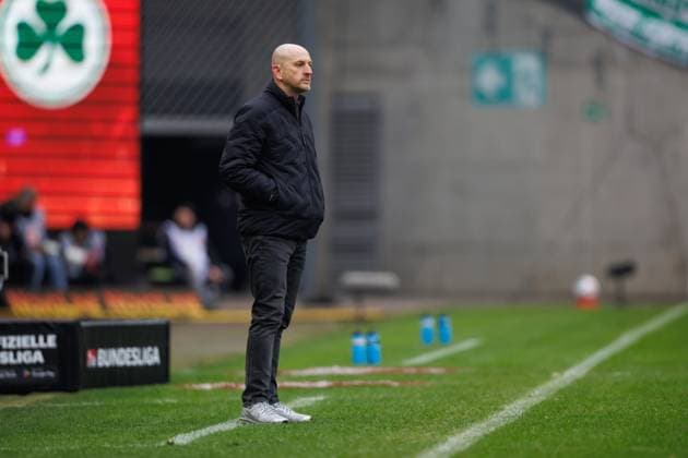 Thorsten Lieberknecht Coach 1 FC Kaiserslautern on the touchline, 1 FC Kaiserslautern vs SpVgg Greuther Fuerth, Football, 2 Bundesliga, Matchday 22, Season 2025 2026, 14 02 2025 1 FC Kaiserslautern vs SpVgg Greuther Fuerth, Football, 2 Bundesliga, Matchday 22, Season 2025 2026, 14 02 2025 Copyright: xEibner-Pressefoto AlexanderxNeisx EP_ANS