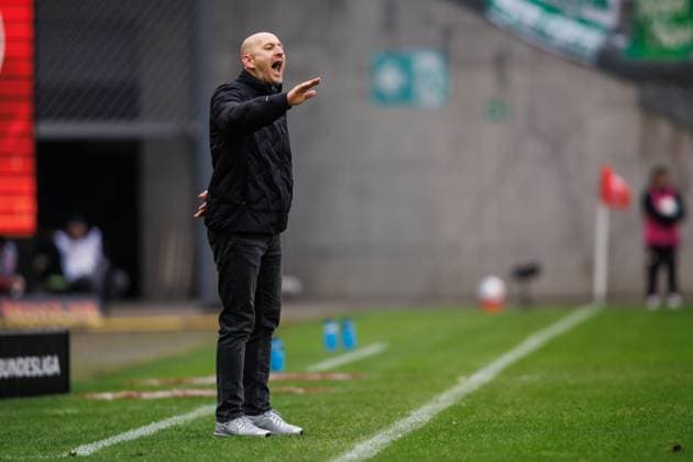 Thorsten Lieberknecht Coach 1 FC Kaiserslautern on the touchline, 1 FC Kaiserslautern vs SpVgg Greuther Fuerth, Football, 2 Bundesliga, Matchday 22, Season 2025 2026, 14 02 2025 1 FC Kaiserslautern vs SpVgg Greuther Fuerth, Football, 2 Bundesliga, Matchday 22, Season 2025 2026, 14 02 2025 Copyright: xEibner-Pressefoto AlexanderxNeisx EP_ANS