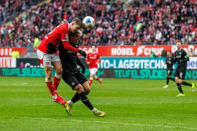 Paul Joly 1 FC Kaiserslautern in duel with Aaron Keller SpVgg Greuther Fuerth , 1 FC Kaiserslautern vs SpVgg Greuther Fuerth, Soccer, 2 Bundesliga, Matchday 22, Season 2025 2026, 14 02 2025 1 FC Kaiserslautern vs SpVgg Greuther Fuerth, Soccer, 2 Bundesliga, Matchday 22, Season 2025 2026, 14 02 2025 Copyright: xEibner-Pressefoto AlexanderxNeisx EP_ANS
