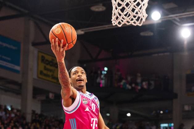 Scene with Jalen Finch 0, Telekom Baskets Bonn in action on the pitch in the game between Telekom Baskets Bonn and Veolia Towers Hamburg on matchday 20 of the EasyCredit BBL in Bonn during the carnival game Jalen Finch 0, Telekom Baskets Bonn in action Copyright: xFeyzullahxGökalp feyzofsportsx