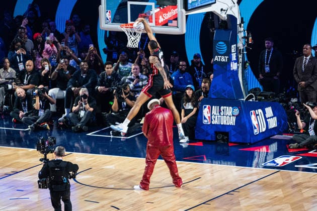 NBA, Basketball Herren, USA All Star 2026: Slum Dunk Contest LOS ANGELES, CA - FEB 14: Keshad Johnson from the Miami Heat dunks over Rapper E-40 during the Dunk contest at the NBA All-Star weekend at Intuit Dome in Los Angeles, United States on February 14, 2026. Jon Putman Anadolu California United States. Editorial use only. Please get in touch for any other usage.  Copyright: x2026xAnadoluxJonxPutmanx