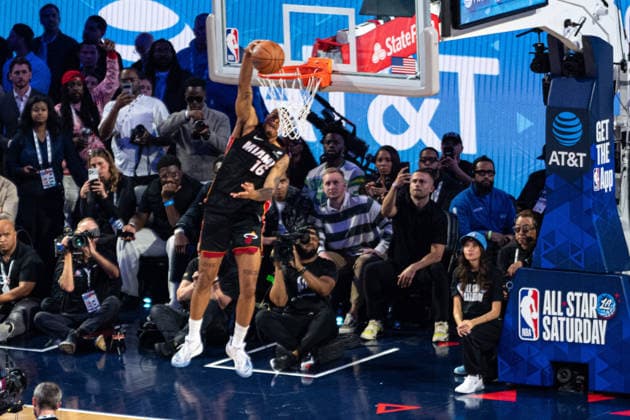 NBA, Basketball Herren, USA All Star 2026: Slum Dunk Contest LOS ANGELES, CA - FEB 14: Keshad Johnson from the Miami Heat dunks over Rapper E-40 during the Dunk contest at the NBA All-Star weekend at Intuit Dome in Los Angeles, United States on February 14, 2026. Jon Putman Anadolu California United States. Editorial use only. Please get in touch for any other usage.  Copyright: x2026xAnadoluxJonxPutmanx
