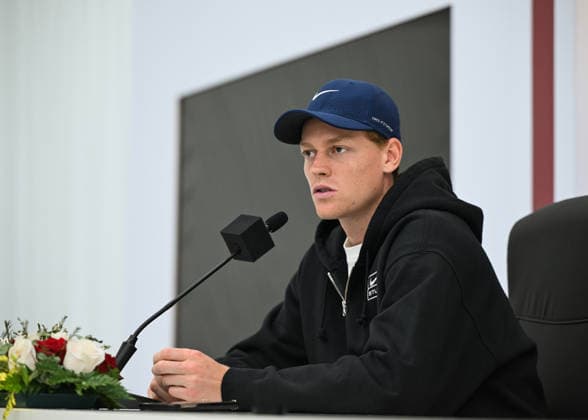 Doha Racket Exchange: WTA, Tennis Damen 1000 Finale Gives Way To ATP, Tennis Herren 500 Arrivals DOHA, QATAR FEBRUARY 14: Italian tennis Jannik Sinner attends a press conference, PK, Pressekonferenz at the Khalifa International Tennis and Squash Complex in Doha, Qatar, February 14, 2026. The venue undergoes a logistical transition as the WTA 1000 concludes; while women s finals are played, arriving ATP players have begun official draws, press conferences, and training sessions ahead of the February 16 kickoff. Doha Qatar Copyright: xArturxWidakx originalFilename:widak-doharack260214_nptvh.jpg