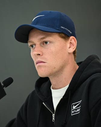 Doha Racket Exchange: WTA, Tennis Damen 1000 Finale Gives Way To ATP, Tennis Herren 500 Arrivals DOHA, QATAR FEBRUARY 14: Italian tennis Jannik Sinner attends a press conference, PK, Pressekonferenz at the Khalifa International Tennis and Squash Complex in Doha, Qatar, February 14, 2026. The venue undergoes a logistical transition as the WTA 1000 concludes; while women s finals are played, arriving ATP players have begun official draws, press conferences, and training sessions ahead of the February 16 kickoff. Doha Qatar Copyright: xArturxWidakx originalFilename:widak-doharack260214_npbDl.jpg