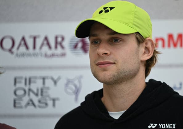 Doha Racket Exchange: WTA, Tennis Damen 1000 Finale Gives Way To ATP, Tennis Herren 500 Arrivals DOHA, QATAR FEBRUARY 14: Zizou Bergs of Belgium is seen at the official main draw for the 2026 Qatar ExxonMobil Open at the Khalifa International Tennis and Squash Complex in Doha, Qatar, February 14, 2026. The venue undergoes a logistical transition as the WTA 1000 concludes; while women s finals are played, arriving ATP players have begun official draws, press conferences, and training sessions ahead of the February 16 kickoff. Doha Qatar  Copyright: xArturxWidakx originalFilename:widak-doharack260214_npgjF.jpg