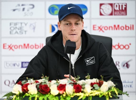 Doha Racket Exchange: WTA, Tennis Damen 1000 Finale Gives Way To ATP, Tennis Herren 500 Arrivals DOHA, QATAR FEBRUARY 14: Italian tennis Jannik Sinner attends a press conference, PK, Pressekonferenz at the Khalifa International Tennis and Squash Complex in Doha, Qatar, February 14, 2026. The venue undergoes a logistical transition as the WTA 1000 concludes; while women s finals are played, arriving ATP players have begun official draws, press conferences, and training sessions ahead of the February 16 kickoff. Doha Qatar Copyright: xArturxWidakx originalFilename:widak-doharack260214_npX6r.jpg