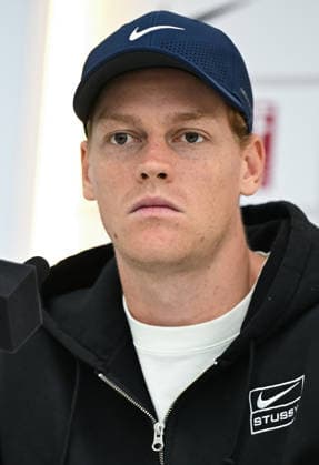 Doha Racket Exchange: WTA, Tennis Damen 1000 Finale Gives Way To ATP, Tennis Herren 500 Arrivals DOHA, QATAR FEBRUARY 14: Italian tennis Jannik Sinner attends a press conference, PK, Pressekonferenz at the Khalifa International Tennis and Squash Complex in Doha, Qatar, February 14, 2026. The venue undergoes a logistical transition as the WTA 1000 concludes; while women s finals are played, arriving ATP players have begun official draws, press conferences, and training sessions ahead of the February 16 kickoff. Doha Qatar Copyright: xArturxWidakx originalFilename:widak-doharack260214_npZZI.jpg