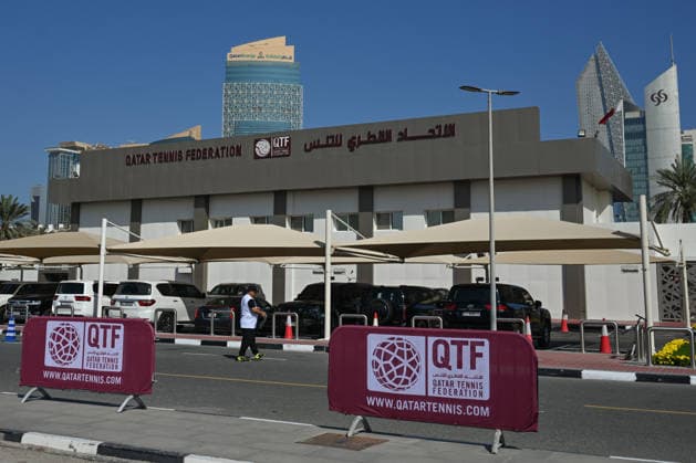 Doha Racket Exchange: WTA, Tennis Damen 1000 Finale Gives Way To ATP, Tennis Herren 500 Arrivals DOHA, QATAR FEBRUARY 14: A general view of the Qatar Tennis Federation (QTF) headquarters and player parking facilities at the Khalifa International Tennis and Squash Complex, set against the skyscrapers of the West Bay skyline, in Doha, Qatar, February 14, 2026. The day and evening mark a major logistical transition at the venue as the WTA 1000 event concludes and the site prepares for the arrival of the ATP 500 Qatar ExxonMobil Open tour with early practice sessions and media preparations Doha Qatar  Copyright: xArturxWidakx originalFilename:widak-doharack260214_np9OT.jpg
