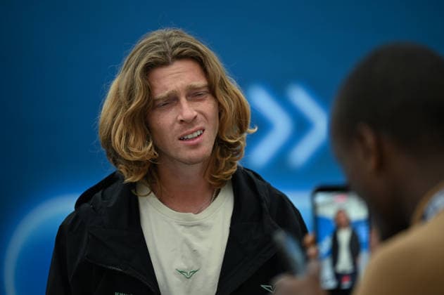 Doha Racket Exchange: WTA, Tennis Damen 1000 Finale Gives Way To ATP, Tennis Herren 500 Arrivals DOHA, QATAR FEBRUARY 14: Russian tennis player Andrey Rublev attends a media event during the transition day between tournaments at the Khalifa International Tennis and Squash Complex in Doha, Qatar, February 14, 2026. The venue undergoes a logistical transition as the WTA 1000 concludes; while women s finals are played, arriving ATP players have begun official draws, press conferences, and training sessions ahead of the February 16 kickoff. Doha Qatar  Copyright: xArturxWidakx originalFilename:widak-doharack260214_npI3T.jpg