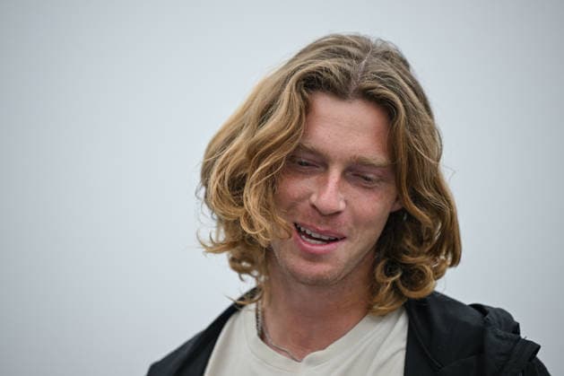 Doha Racket Exchange: WTA, Tennis Damen 1000 Finale Gives Way To ATP, Tennis Herren 500 Arrivals DOHA, QATAR FEBRUARY 14: Russian tennis player Andrey Rublev attends a media event during the transition day between tournaments at the Khalifa International Tennis and Squash Complex in Doha, Qatar, February 14, 2026. The venue undergoes a logistical transition as the WTA 1000 concludes; while women s finals are played, arriving ATP players have begun official draws, press conferences, and training sessions ahead of the February 16 kickoff. Doha Qatar  Copyright: xArturxWidakx originalFilename:widak-doharack260214_npKrC.jpg