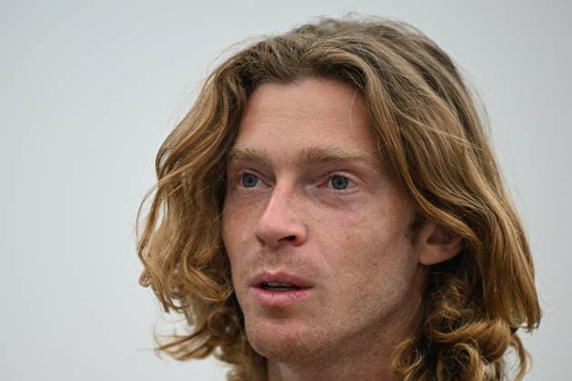 Doha Racket Exchange: WTA, Tennis Damen 1000 Finale Gives Way To ATP, Tennis Herren 500 Arrivals DOHA, QATAR FEBRUARY 14: Russian tennis player Andrey Rublev attends a media event during the transition day between tournaments at the Khalifa International Tennis and Squash Complex in Doha, Qatar, February 14, 2026. The venue undergoes a logistical transition as the WTA 1000 concludes; while women s finals are played, arriving ATP players have begun official draws, press conferences, and training sessions ahead of the February 16 kickoff. Doha Qatar  Copyright: xArturxWidakx originalFilename:widak-doharack260214_npUuA.jpg