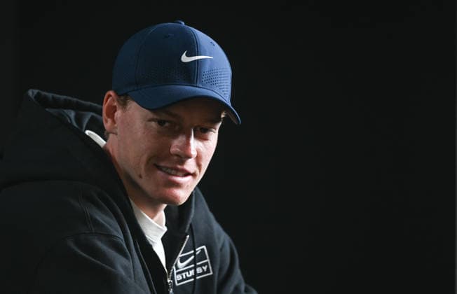 Doha Racket Exchange: WTA, Tennis Damen 1000 Finale Gives Way To ATP, Tennis Herren 500 Arrivals DOHA, QATAR FEBRUARY 14: Italian tennis Jannik Sinner attends a media event during the transition day between tournaments at the Khalifa International Tennis and Squash Complex in Doha, Qatar, February 14, 2026. The venue undergoes a logistical transition as the WTA 1000 concludes; while women s finals are played, arriving ATP players have begun official draws, press conferences, and training sessions ahead of the February 16 kickoff. Doha Qatar  Copyright: xArturxWidakx originalFilename:widak-doharack260214_npwK8.jpg