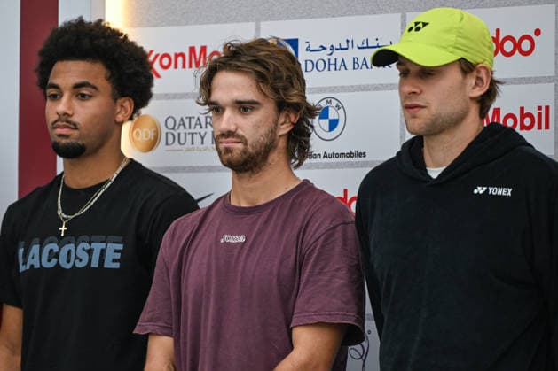 Doha Racket Exchange: WTA, Tennis Damen 1000 Finale Gives Way To ATP, Tennis Herren 500 Arrivals DOHA, QATAR FEBRUARY 14: (L-R) Arthur Fils of France, Tomas Machac and Jakub Mensik, both of the Czech Republic are seen at the official main draw for the 2026 Qatar ExxonMobil Open at the Khalifa International Tennis and Squash Complex in Doha, Qatar, February 14, 2026. The venue undergoes a logistical transition as the WTA 1000 concludes; while women s finals are played, arriving ATP players have begun official draws, press conferences, and training sessions ahead of the February 16 kickoff. Doha Qatar Copyright: xArturxWidakx originalFilename:widak-doharack260214_npCGN.jpg