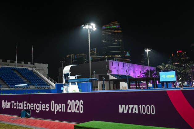 Doha Racket Exchange: WTA, Tennis Damen 1000 Finale Gives Way To ATP, Tennis Herren 500 Arrivals DOHA, QATAR FEBRUARY 14: A general view of the branded stadium perimeter and practice facilities during the final night of the 2026 Qatar TotalEnergies Open at the Khalifa International Tennis and Squash Complex in Doha, Qatar, February 14, 2026. The evening marks a major logistical transition at the venue as the WTA 1000 event concludes and the site prepares for the arrival of the ATP 500 Qatar ExxonMobil Open tour with early practice sessions and media preparations Doha Qatar  Copyright: xArturxWidakx originalFilename:widak-doharack260214_npmPq.jpg