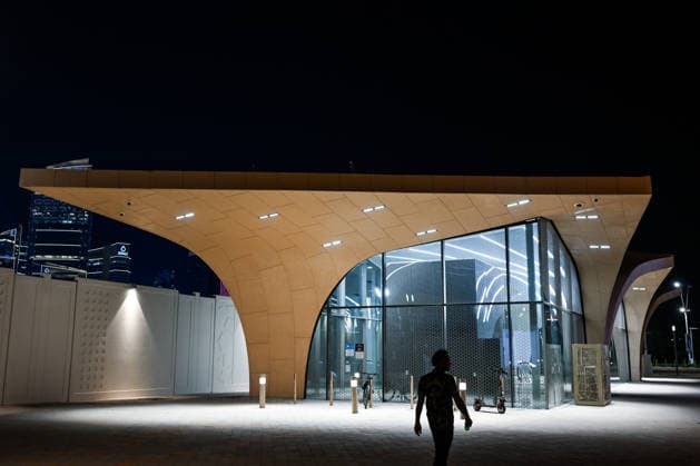 Doha Racket Exchange: WTA, Tennis Damen 1000 Finale Gives Way To ATP, Tennis Herren 500 Arrivals DOHA, QATAR FEBRUARY 14: A silhouette of a person walking past a modern, illuminated vaulted entrance of the Corniche Metro Station at night in Doha, Qatar, February 14, 2026. Located near the Khalifa International Tennis and Squash Complex, this station serves as a key transport link for spectators attending major sporting events. The evening marks a major logistical transition at the venue as the WTA 1000 event concludes and the site prepares for the arrival of the ATP 500 tour with early practice sessions and media preparations already underway. Doha Qatar  Copyright: xArturxWidakx originalFilename:widak-doharack260214_npVZN.jpg