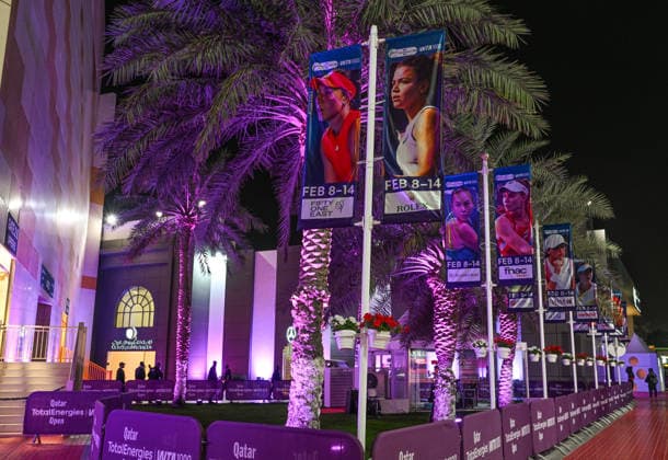 Doha Racket Exchange: WTA, Tennis Damen 1000 Finale Gives Way To ATP, Tennis Herren 500 Arrivals DOHA, QATAR FEBRUARY 14: Banners of women s tennis stars line a walkway under purple night lighting during the final night of the 2026 Qatar TotalEnergies Open at the Khalifa International Tennis and Squash Complex in Doha, Qatar, February 14, 2026. The evening marks a major logistical transition at the venue as the WTA 1000 event concludes and the site prepares for the arrival of the ATP 500 Qatar ExxonMobil Open tour with early practice sessions and media preparations Doha Qatar  Copyright: xArturxWidakx originalFilename:widak-doharack260214_npWrs.jpg