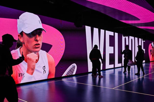 Doha Racket Exchange: WTA, Tennis Damen 1000 Finale Gives Way To ATP, Tennis Herren 500 Arrivals DOHA, QATAR FEBRUARY 14: Workers walk through an immersive fan experience corridor featuring a giant LED screen of world No. 1 Iga ÅöwiÄÖtek during the final night of the 2026 Qatar TotalEnergies Open at the Khalifa International Tennis and Squash Complex in Doha, Qatar, February 14, 2026. The evening marks a major logistical transition at the venue as the WTA 1000 event concludes and the site prepares for the arrival of the ATP 500 Qatar ExxonMobil Open tour with early practice sessions and media preparations Doha Qatar  Copyright: xArturxWidakx originalFilename:widak-doharack260214_npKHR.jpg