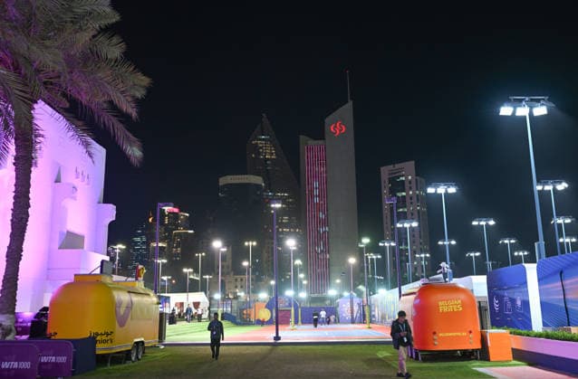 Doha Racket Exchange: WTA, Tennis Damen 1000 Finale Gives Way To ATP, Tennis Herren 500 Arrivals DOHA, QATAR FEBRUARY 14: A quiet scene in the public fan zone as the 2026 Qatar TotalEnergies Open concludes, featuring a mini tennis court and local food trucks illuminated against the West Bay skyline on the final night of the tournament at the Khalifa International Tennis and Squash Complex, on February 14, 2026 in Doha, Qatar. The evening marks a major logistical transition at the venue as the WTA 1000 event concludes and the site prepares for the arrival of the ATP 500 tour with early practice sessions and media preparations already underway. Doha Qatar  Copyright: xArturxWidakx originalFilename:widak-doharack260214_npOou.jpg