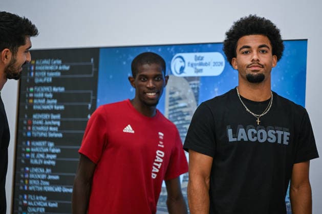 Doha Racket Exchange: WTA, Tennis Damen 1000 Finale Gives Way To ATP, Tennis Herren 500 Arrivals DOHA, QATAR FEBRUARY 14: French tennis player Arthur Fils and Qatari wild card entrant Mubarak Shannan Zayid are seen at the official main draw for the 2026 Qatar ExxonMobil Open at the Khalifa International Tennis and Squash Complex in Doha, Qatar, February 14, 2026. The venue undergoes a logistical transition as the WTA 1000 concludes; while women s finals are played, arriving ATP players have begun official draws, press conferences, and training sessions ahead of the February 16 kickoff. Doha Qatar  Copyright: xArturxWidakx originalFilename:widak-doharack260214_npz4P.jpg