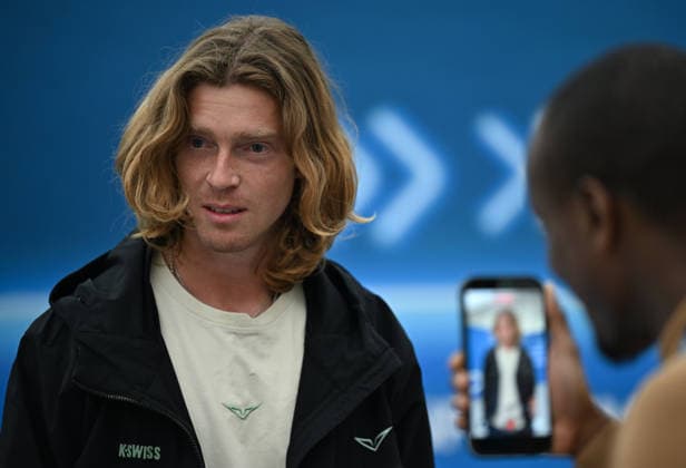 Doha Racket Exchange: WTA, Tennis Damen 1000 Finale Gives Way To ATP, Tennis Herren 500 Arrivals DOHA, QATAR FEBRUARY 14: Russian tennis player Andrey Rublev attends a media event during the transition day between tournaments at the Khalifa International Tennis and Squash Complex in Doha, Qatar, February 14, 2026. The venue undergoes a logistical transition as the WTA 1000 concludes; while women s finals are played, arriving ATP players have begun official draws, press conferences, and training sessions ahead of the February 16 kickoff. Doha Qatar  Copyright: xArturxWidakx originalFilename:widak-doharack260214_np8Wy.jpg