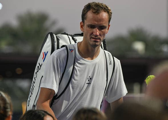 Doha Racket Exchange: WTA, Tennis Damen 1000 Finale Gives Way To ATP, Tennis Herren 500 Arrivals DOHA, QATAR FEBRUARY 14: Russian tennis player Daniil Medvedev meets his fans after a practice during the transition day between tournaments at the Khalifa International Tennis and Squash Complex in Doha, Qatar, February 14, 2026. The venue undergoes a logistical transition as the WTA 1000 concludes; while women s finals are played, arriving ATP players have begun official draws, press conferences, and training sessions ahead of the February 16 kickoff. Doha Qatar  Copyright: xArturxWidakx originalFilename:widak-doharack260214_npFfb.jpg