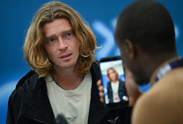 Doha Racket Exchange: WTA, Tennis Damen 1000 Finale Gives Way To ATP, Tennis Herren 500 Arrivals DOHA, QATAR FEBRUARY 14: Russian tennis player Andrey Rublev attends a media event during the transition day between tournaments at the Khalifa International Tennis and Squash Complex in Doha, Qatar, February 14, 2026. The venue undergoes a logistical transition as the WTA 1000 concludes; while women s finals are played, arriving ATP players have begun official draws, press conferences, and training sessions ahead of the February 16 kickoff. Doha Qatar  Copyright: xArturxWidakx originalFilename:widak-doharack260214_npU9j.jpg