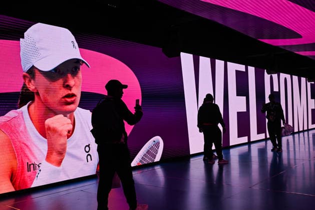 Doha Racket Exchange: WTA, Tennis Damen 1000 Finale Gives Way To ATP, Tennis Herren 500 Arrivals DOHA, QATAR FEBRUARY 14: Workers walk through an immersive fan experience corridor featuring a giant LED screen of world No. 1 Iga ÅöwiÄÖtek during the final night of the 2026 Qatar TotalEnergies Open at the Khalifa International Tennis and Squash Complex in Doha, Qatar, February 14, 2026. The evening marks a major logistical transition at the venue as the WTA 1000 event concludes and the site prepares for the arrival of the ATP 500 Qatar ExxonMobil Open tour with early practice sessions and media preparations Doha Qatar  Copyright: xArturxWidakx originalFilename:widak-doharack260214_npVaP.jpg
