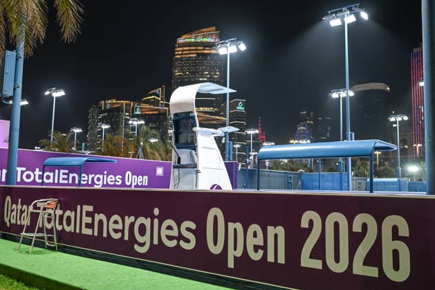 Doha Racket Exchange: WTA, Tennis Damen 1000 Finale Gives Way To ATP, Tennis Herren 500 Arrivals DOHA, QATAR FEBRUARY 14: A general view of the branded stadium perimeter and practice facilities during the final night of the 2026 Qatar TotalEnergies Open at the Khalifa International Tennis and Squash Complex in Doha, Qatar, February 14, 2026. The evening marks a major logistical transition at the venue as the WTA 1000 event concludes and the site prepares for the arrival of the ATP 500 Qatar ExxonMobil Open tour with early practice sessions and media preparations Doha Qatar  Copyright: xArturxWidakx originalFilename:widak-doharack260214_npgUs.jpg