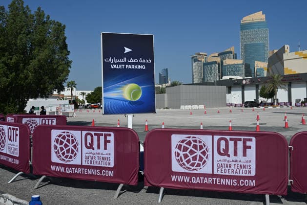 Doha Racket Exchange: WTA, Tennis Damen 1000 Finale Gives Way To ATP, Tennis Herren 500 Arrivals DOHA, QATAR FEBRUARY 14: A general view of the Khalifa International Tennis and Squash Complex parking entrance featuring tournament branding and a valet parking sign during the final day of the 2026 Qatar TotalEnergies Open in Doha, Qatar, February 14, 2026. The day and evening mark a major logistical transition at the venue as the WTA 1000 event concludes and the site prepares for the arrival of the ATP 500 Qatar ExxonMobil Open tour with early practice sessions and media preparations Doha Qatar  Copyright: xArturxWidakx originalFilename:widak-doharack260214_npixM.jpg